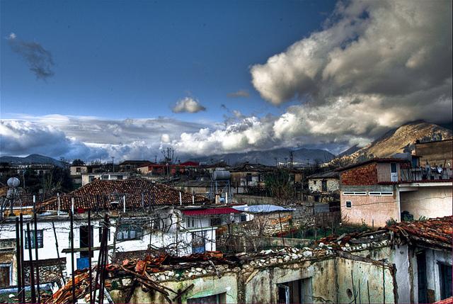 Ky zyrtar dha 178 herë tokë në kundërshtim me ligjin