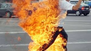 Makabritet në Vlorë, 38 vjeçari i vë flakën vetes para Gjykatës së Apelit