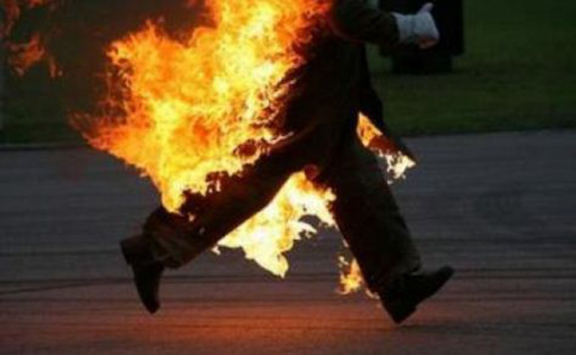 Tiranë ngjarje e rëndë një person tenton të vetëdigjet para bashkisë