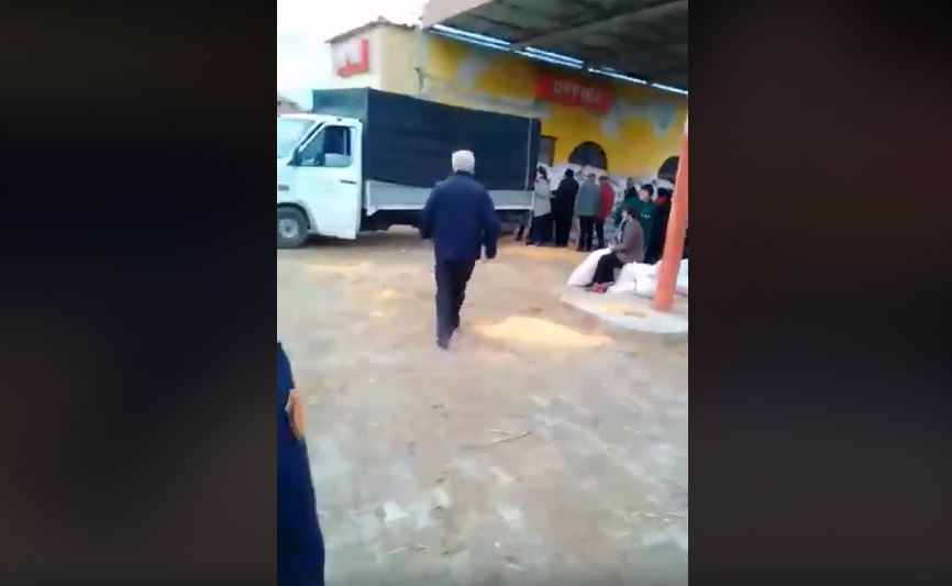 VIDEO SKANDAL/ Të fortët e PS në Levan vjedhin dhe shesin ndihmat e të përmbyturve