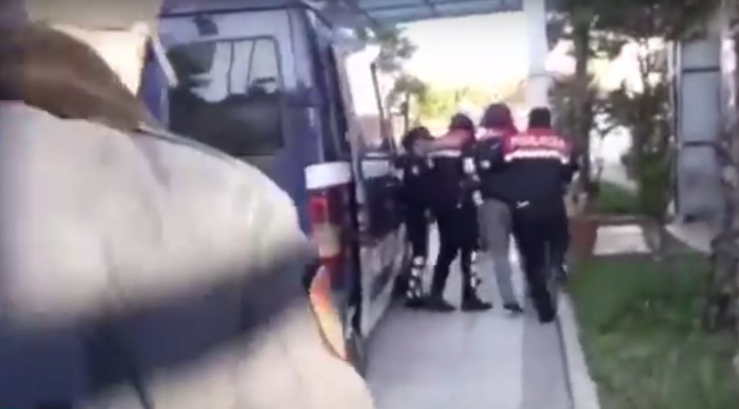 VIDEO & EMRI/ Dhëndri “shtron në dru” gruan, kërcënon me thikë vjehrrin dhe kunatin