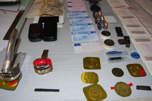 FOTO/ Greqi, falsifikonin dokumente për në BE, grupi me në krye shqiptarin nxori 1 milion euro