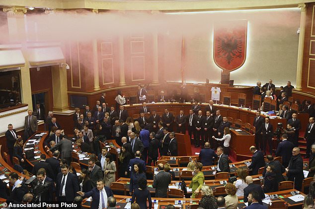 VIDEO/ Dalin pamjet nga mbledhja e Byrosë, ja si u mbrojtën deputetët e opozitës