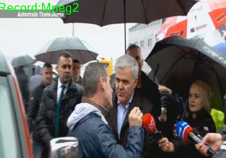 Banorët e përmbytur kryqëzojnë Xhafajn: Kërkoni taksa dreqi e mori, por ne desh u mbytëm