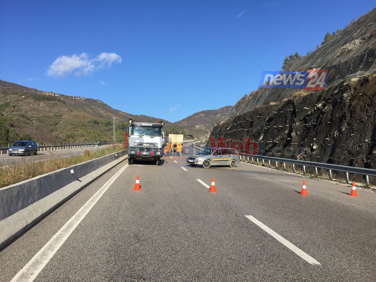 FOTO GALERI/ Shkëputja e masivit shkëmbor, specialistët e ARSH zbarkojnë në terren, ja sa zgjat bllokimi i autostradës së Elbasanit…