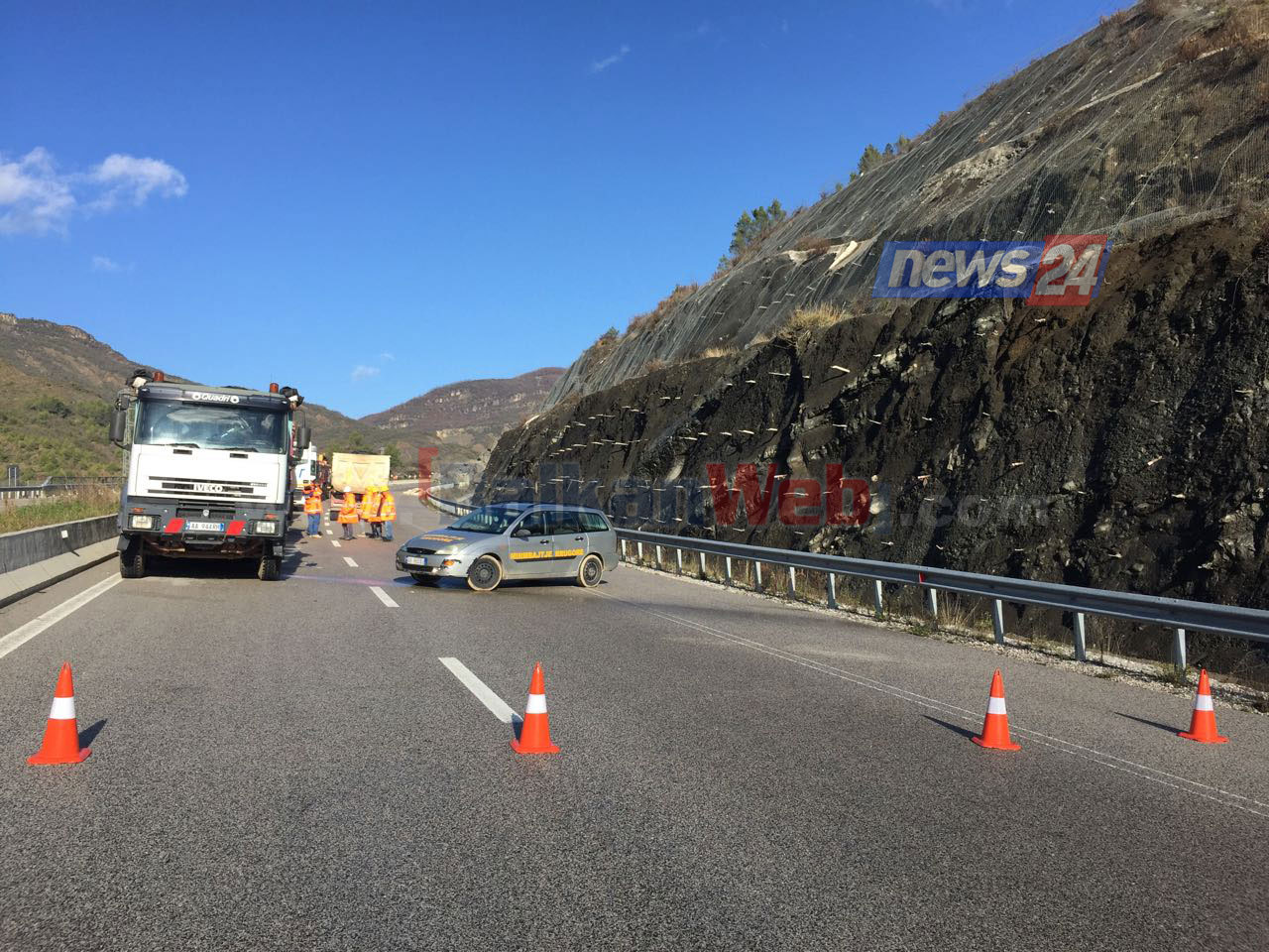 FOTO GALERI/ Shkëputja e masivit shkëmbor, specialistët e ARSH zbarkojnë në terren, ja sa zgjat bllokimi i autostradës së Elbasanit…