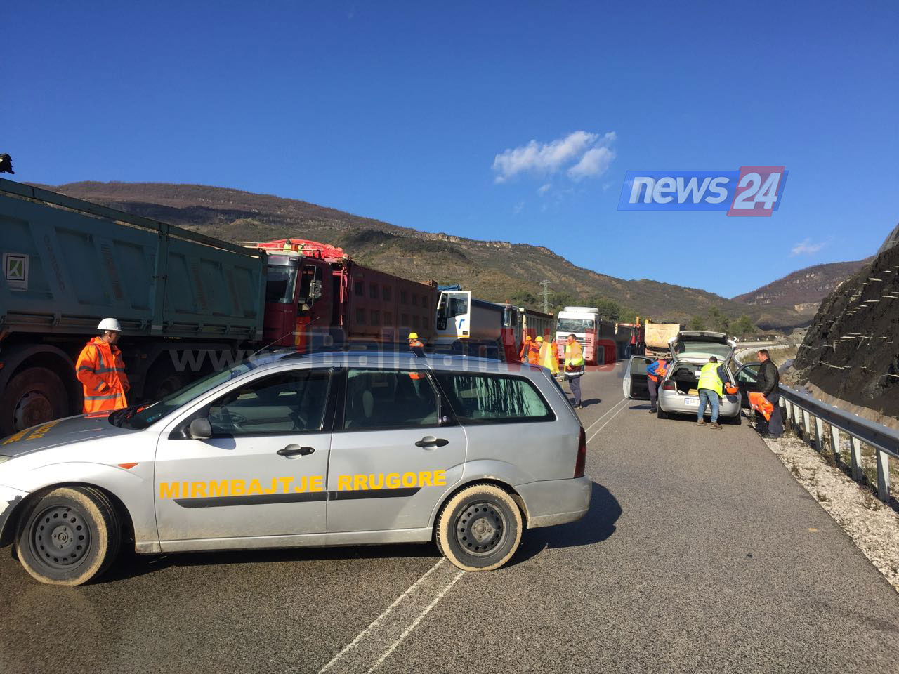 FOTO GALERI/ Shkëputja e masivit shkëmbor, specialistët e ARSH zbarkojnë në terren, ja sa zgjat bllokimi i autostradës së Elbasanit…