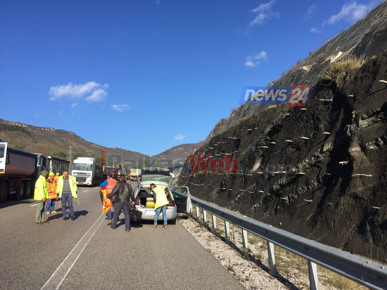 FOTO GALERI/ Shkëputja e masivit shkëmbor, specialistët e ARSH zbarkojnë në terren, ja sa zgjat bllokimi i autostradës së Elbasanit…