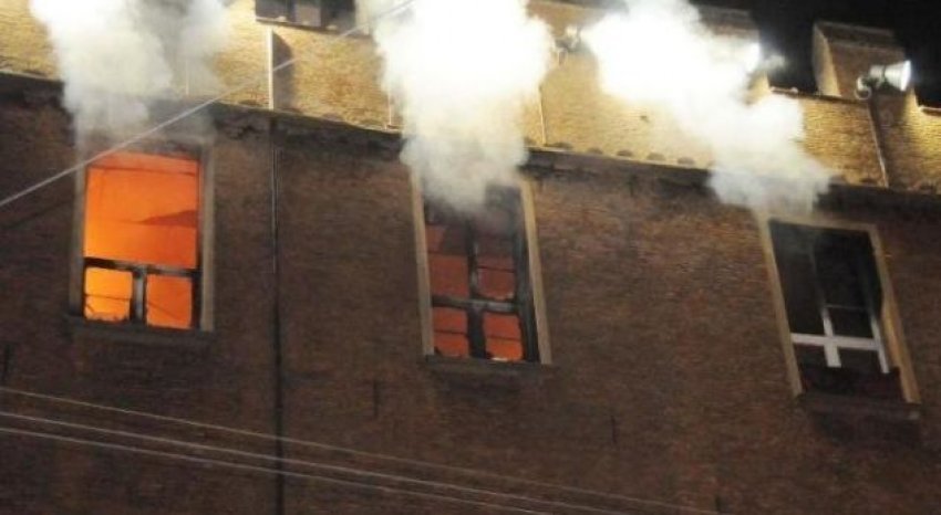 Elbasan, bie zjarr në banesë, 90-vjeçari mbetet i bllokuar