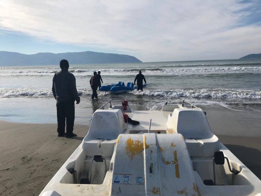 FOTO/ Rrezikonin të mbyteshin, Policia Kufitare shpëton dy peshkatarë në Zvërnec