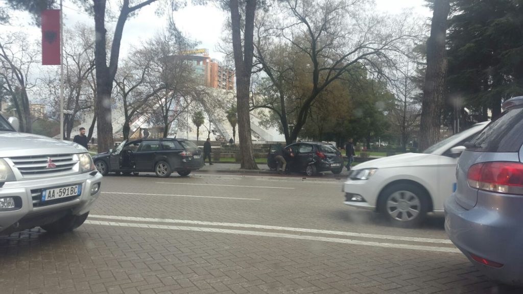 FOTO GALERI/ Tiranë, përplasen dy automjete në Bulevard, plagoset këmbësor