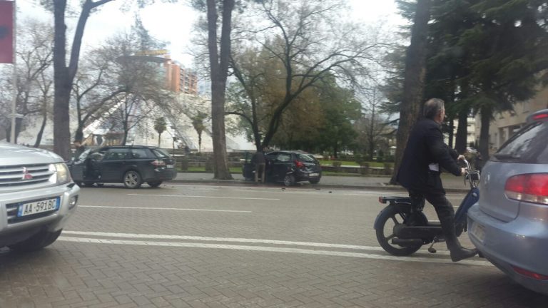 FOTO GALERI/ Tiranë, përplasen dy automjete në Bulevard, plagoset këmbësor