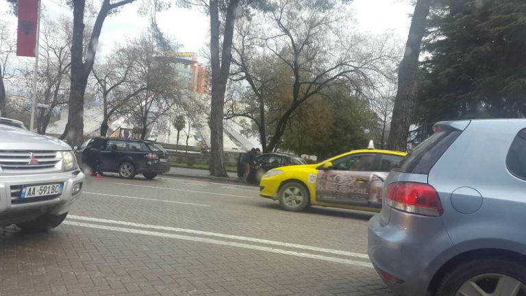FOTO GALERI/ Tiranë, përplasen dy automjete në Bulevard, plagoset këmbësor
