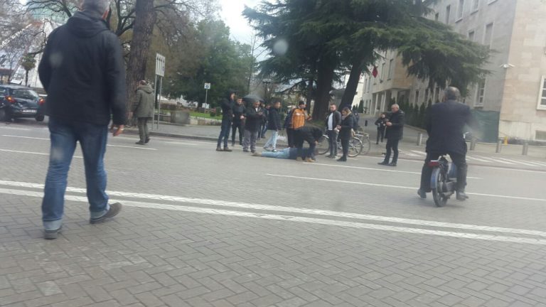 FOTO GALERI/ Tiranë, përplasen dy automjete në Bulevard, plagoset këmbësor