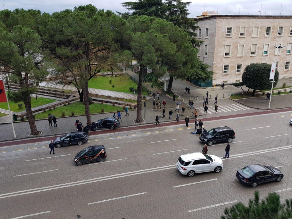 FOTO GALERI/ Tiranë, përplasen dy automjete në Bulevard, plagoset këmbësor