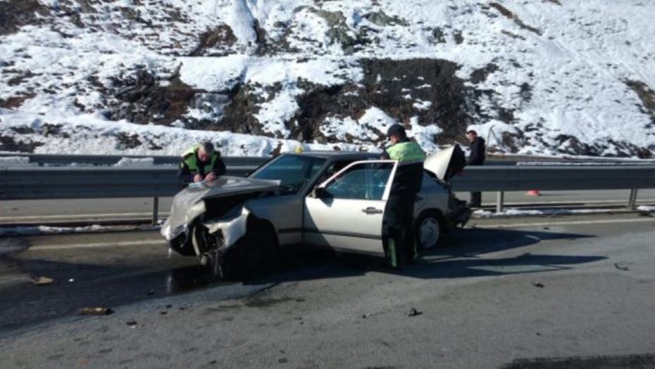 FOTO GALERI/ Rruga e Kombit, makina përplaset me trafikndarësen, 5 të plagosur