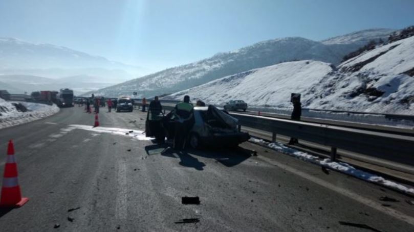 FOTO GALERI/ Rruga e Kombit, makina përplaset me trafikndarësen, 5 të plagosur