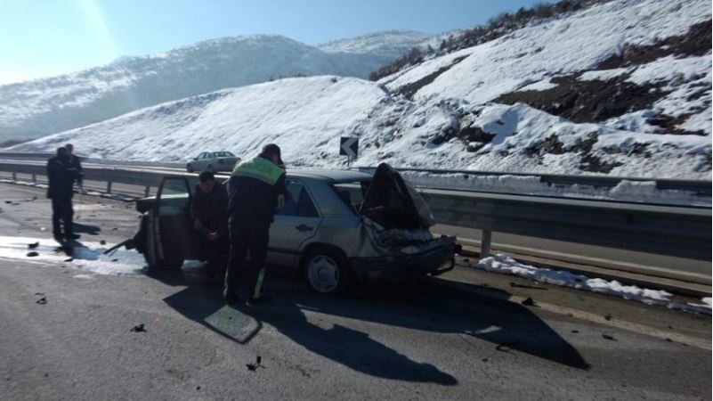 FOTO GALERI/ Rruga e Kombit, makina përplaset me trafikndarësen, 5 të plagosur