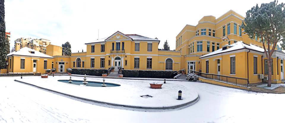 FOTO LAJM/ Vangjush Dako është cub, parkon makinën në trotuar dhe nuk pje*dh