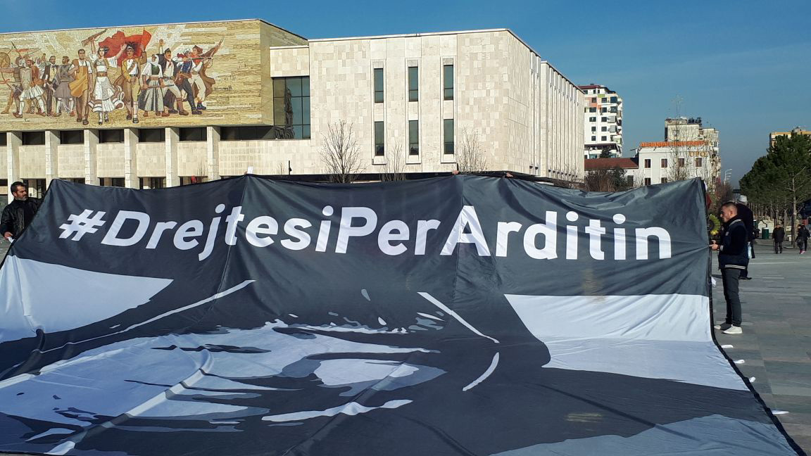 FOTO LAJM/ Në protestën e opozitës edhe Ardit Gjoklaj, portreti i viktimës 17-vjeçare hapet para bashkisë së Tiranës