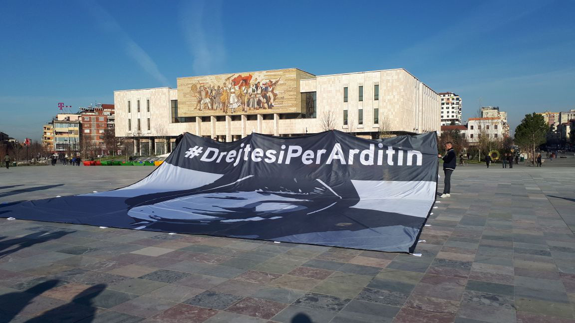 FOTO LAJM/ Në protestën e opozitës edhe Ardit Gjoklaj, portreti i viktimës 17-vjeçare hapet para bashkisë së Tiranës