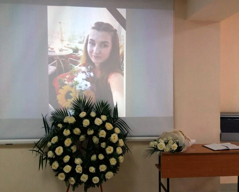 VIDEO & FOTO LAJM/ Homazh te Juridiku, për studenten e vrarë dje