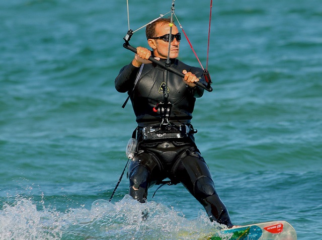 Shiti mijera metra ne bregdet, kerkon azil politik kryetari i bashkise