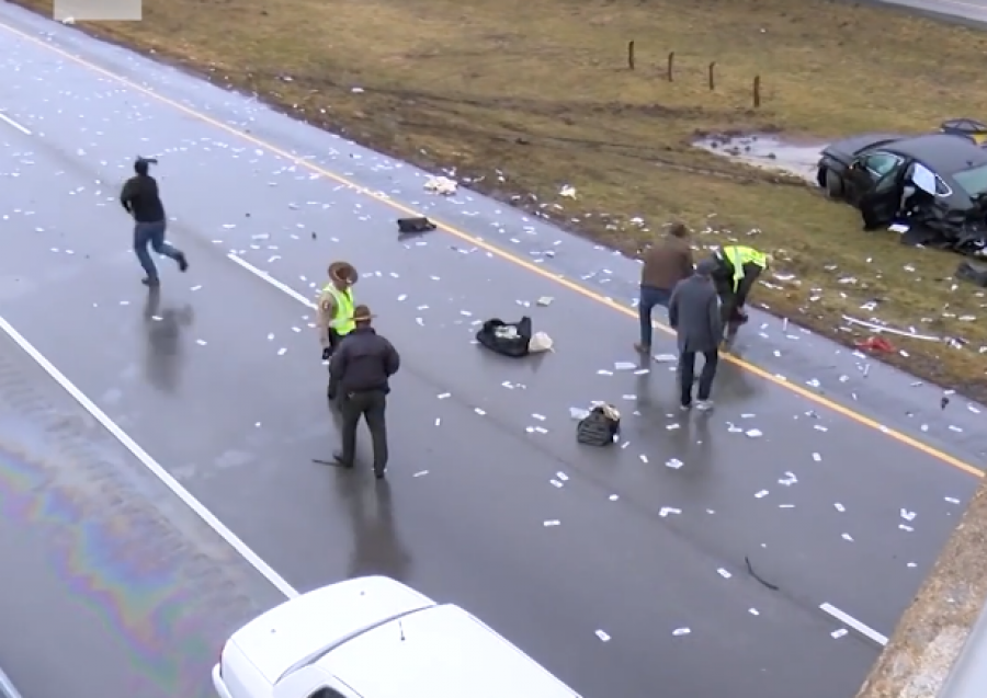 VIDEO/ Aksidentohet makina që transportonte paratë e kazinosë, autostrada mbulohet me dollarë