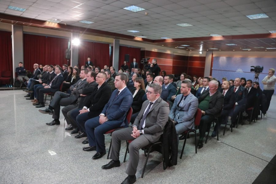 EMRA & FOTO GALERI/ Gënjeshtra e madhe e Ramës, tepsia e Hipotekës në dorë të militantëve të PS