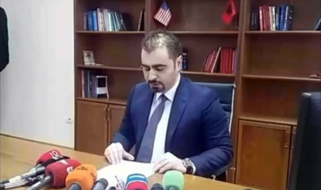 FOTO/ Shpërthen Prokurori i Elbasanit, refuzon vendimin e Arta Markut: Kryeprokuroja dhe Policia presion për …