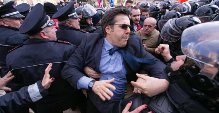 Nënkryetari i Parlamentit: Policia e Ramës në rrugë nderon kriminelët, në kufi arreston mbështetësit e opozitës