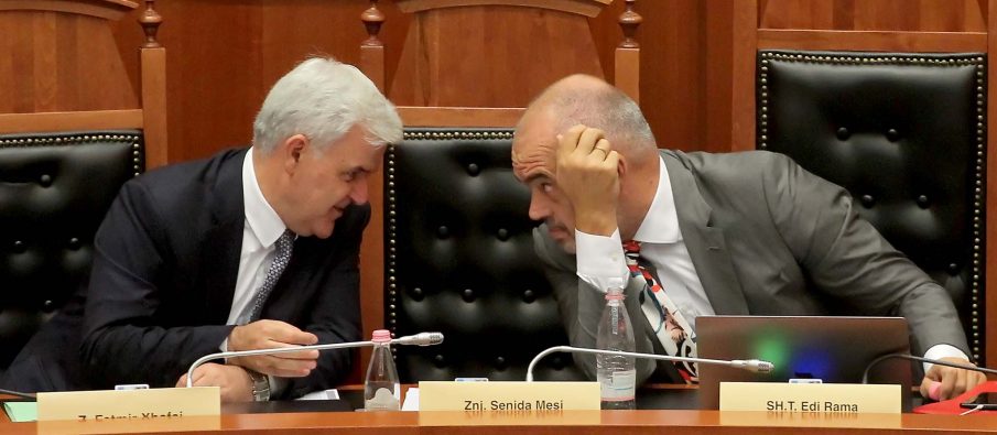 PËRPLASJA & FOTO/ Elbasan, prokurori Dritan Gina nuk i liron zyrën të komanduarit prej Arta Markut