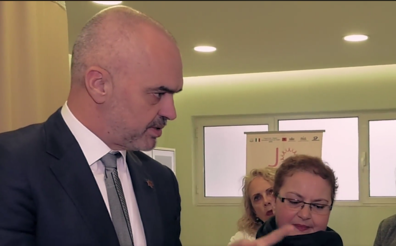 VIDEO/ Shpërthen deputeti i LSI-së: Që të marrësh ilaçin, duhet të shkosh me kryeministrin!