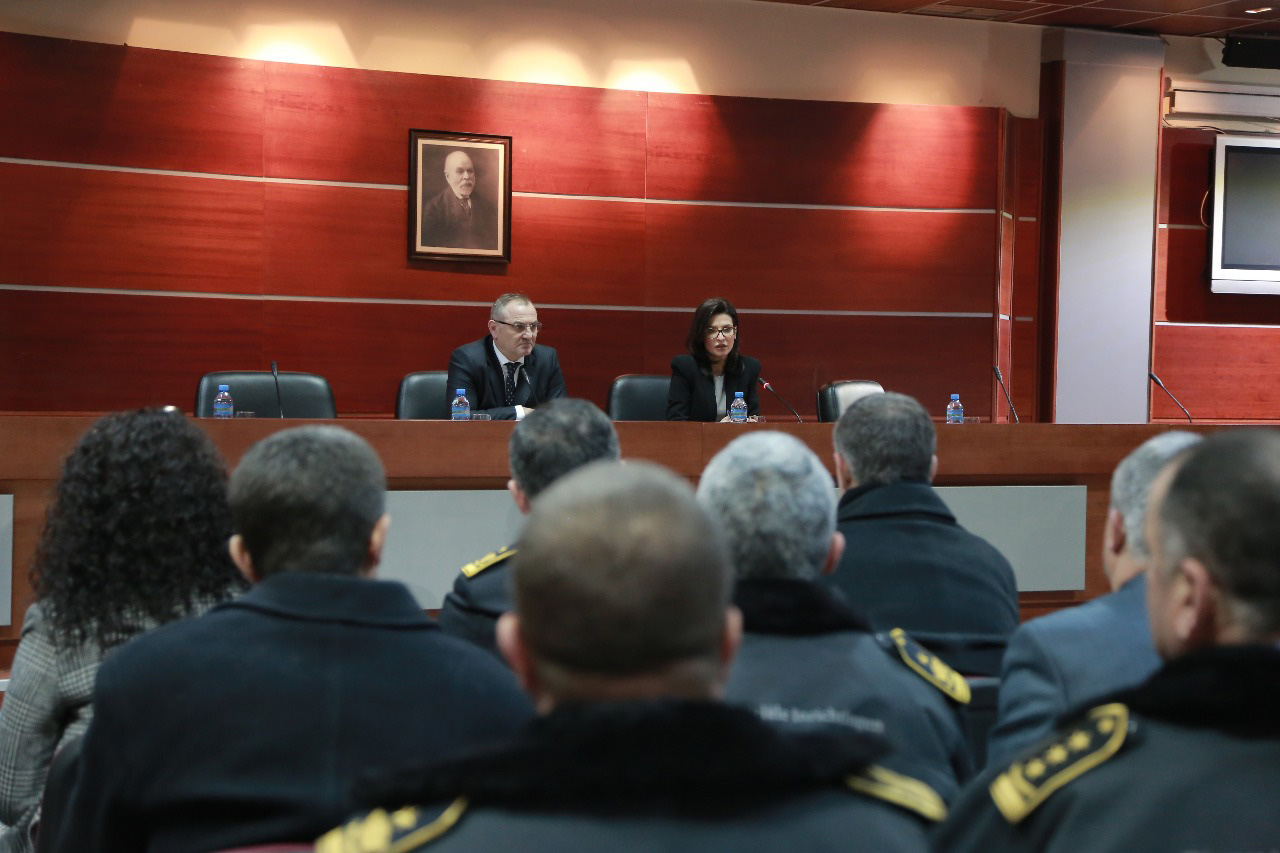 FOTO/ Paralajmëron ministrja e Drejtësisë: Vetting edhe për punonjësit e burgjeve