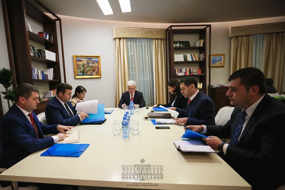 FOTO SKANDAL/ Fatmir Xhafaj tërheq “prej hunde” dhe thërret në raport kryeprokuroren Arta Marku