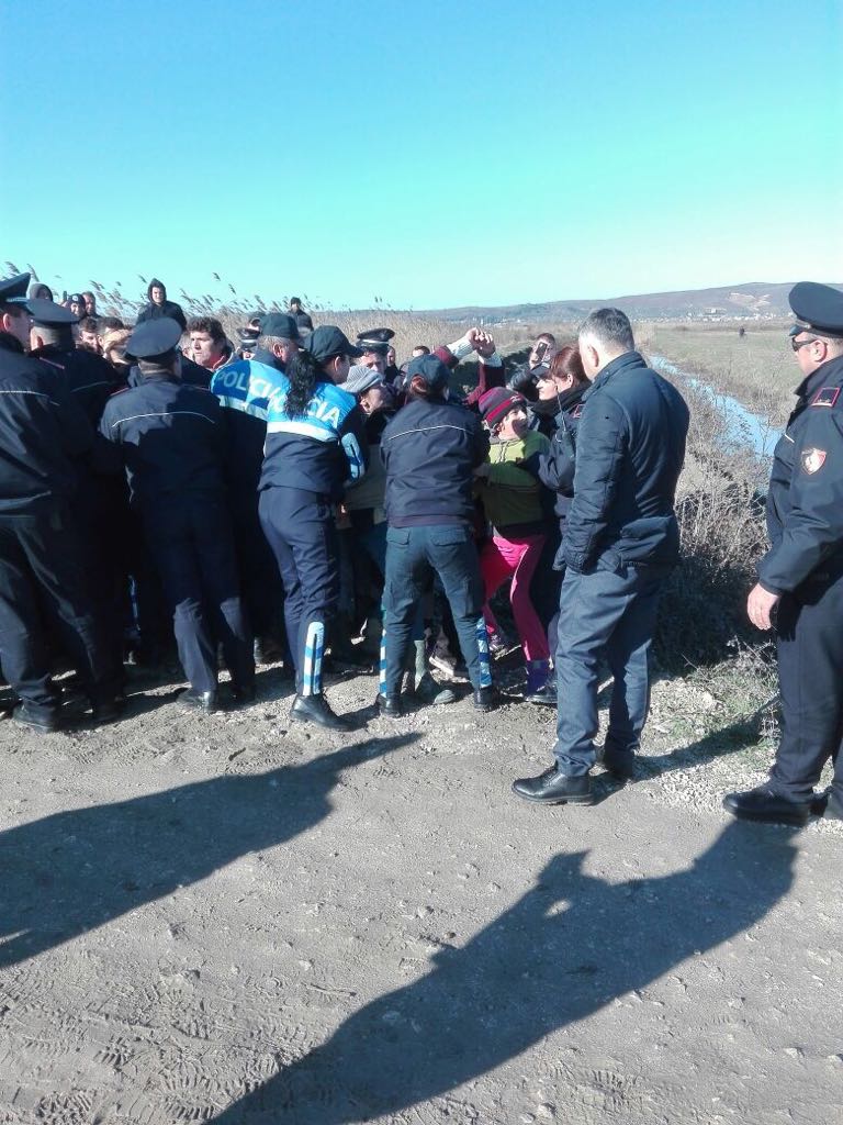 FOTO & VIDEO GALERI/ Fier, kundër inceleratorit – Pamje të rënda, policia dhunon banorët e Mbrostarit