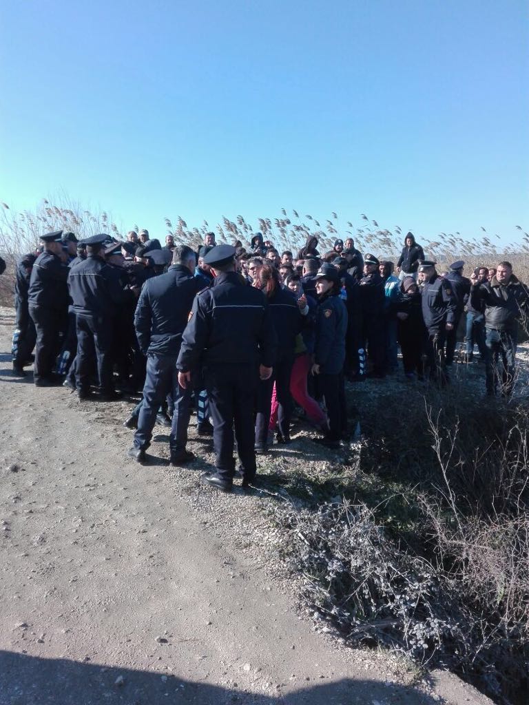 FOTO & VIDEO GALERI/ Fier, kundër inceleratorit – Pamje të rënda, policia dhunon banorët e Mbrostarit
