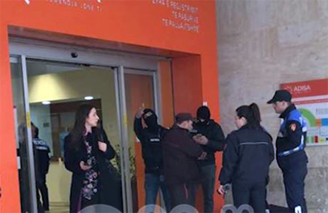 Grabitja e te hipoteka, Policia “gjen” dhe arreston fajtorin roje, por jo hajdutin