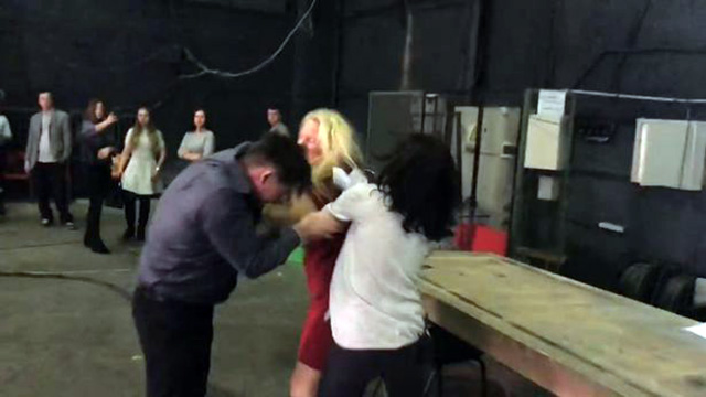 VIDEO/ Po dilnin në emision televiziv, gruaja gjakos “live” burrin tradhtar