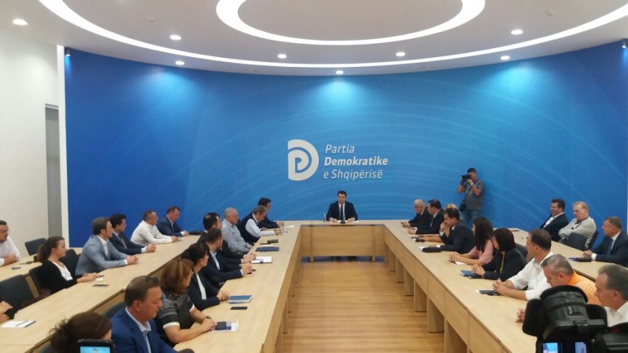 MBLEDHJA/ Grupi parlamentar i PD i vendosur, ja pikat e nxehta nga të cilat opozita nuk tërhiqet