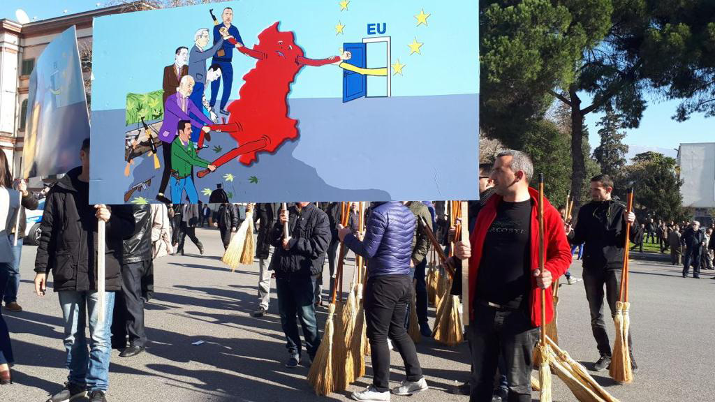 FOTO GALERI/ Protestuesit me fshesa në dorë…, për të pastruar Shqipërinë nga pengmarrësit