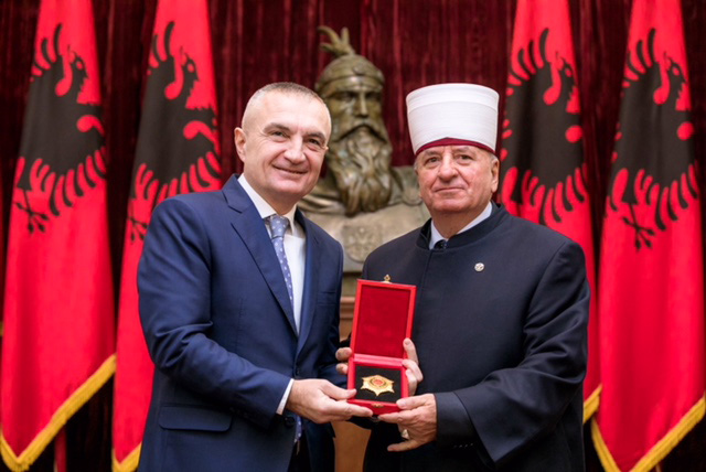 FOTO GALERI/ Presidenti Meta vlerëson klerikun e shquar Sulejman Rexhepi me Titullin “Kalorës i Urdhrit të Skënderbeut”