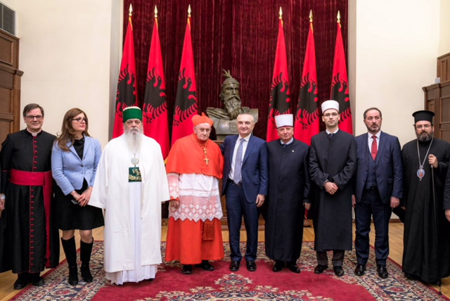 FOTO GALERI/ Presidenti Meta vlerëson klerikun e shquar Sulejman Rexhepi me Titullin “Kalorës i Urdhrit të Skënderbeut”