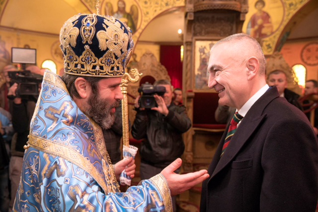 FOTO GALERI/ Mitropoliti i Korçës dhuratë Presidentit Ilir Meta, portretin e Sheh Ilirit