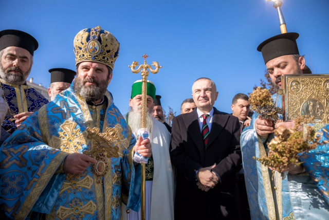 FOTO GALERI/ Mitropoliti i Korçës dhuratë Presidentit Ilir Meta, portretin e Sheh Ilirit
