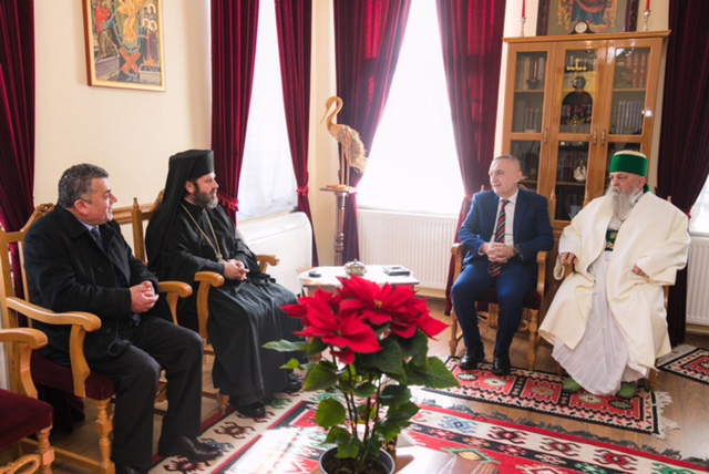 FOTO GALERI/ Mitropoliti i Korçës dhuratë Presidentit Ilir Meta, portretin e Sheh Ilirit