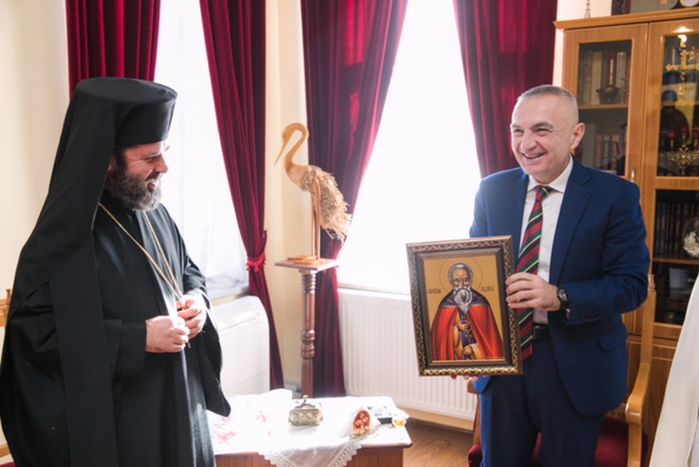 FOTO GALERI/ Mitropoliti i Korçës dhuratë Presidentit Ilir Meta, portretin e Sheh Ilirit