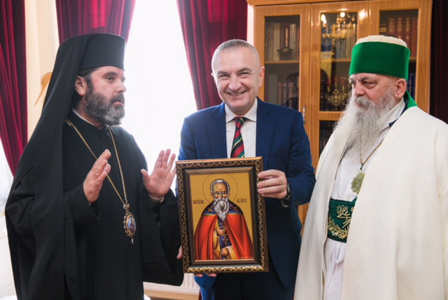 FOTO GALERI/ Mitropoliti i Korçës dhuratë Presidentit Ilir Meta, portretin e Sheh Ilirit