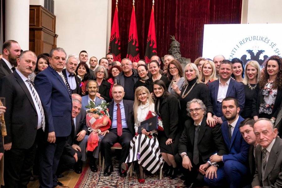 FOTO GALERI Presidenti Ilir Meta jep “Nderi i Kombit” për valltarët, Rexhep Çeliku dhe Liljana Cingu