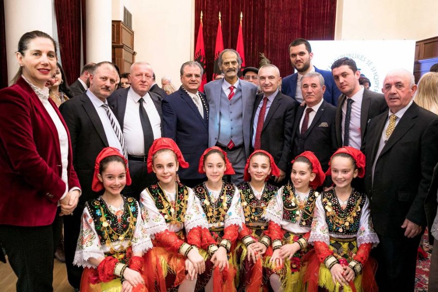 FOTO GALERI Presidenti Ilir Meta jep “Nderi i Kombit” për valltarët, Rexhep Çeliku dhe Liljana Cingu